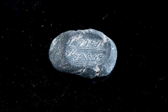 Fynd : 2600 år. Ett sigill ägt av Netan Melek ifrån 2:a Konungaboken